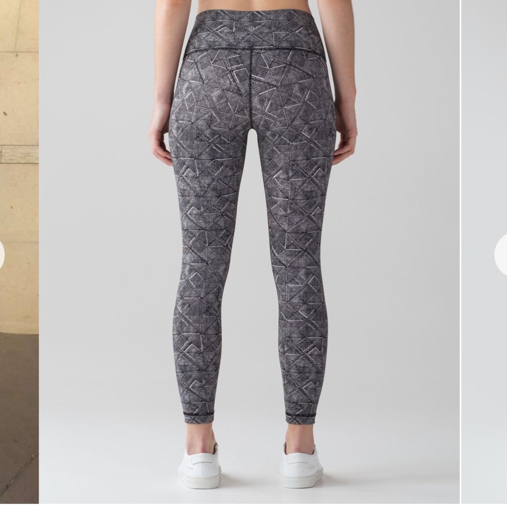 Lululemon Wunder Under Hi-Rise 7/8 Tight
Formation Alpine White Black